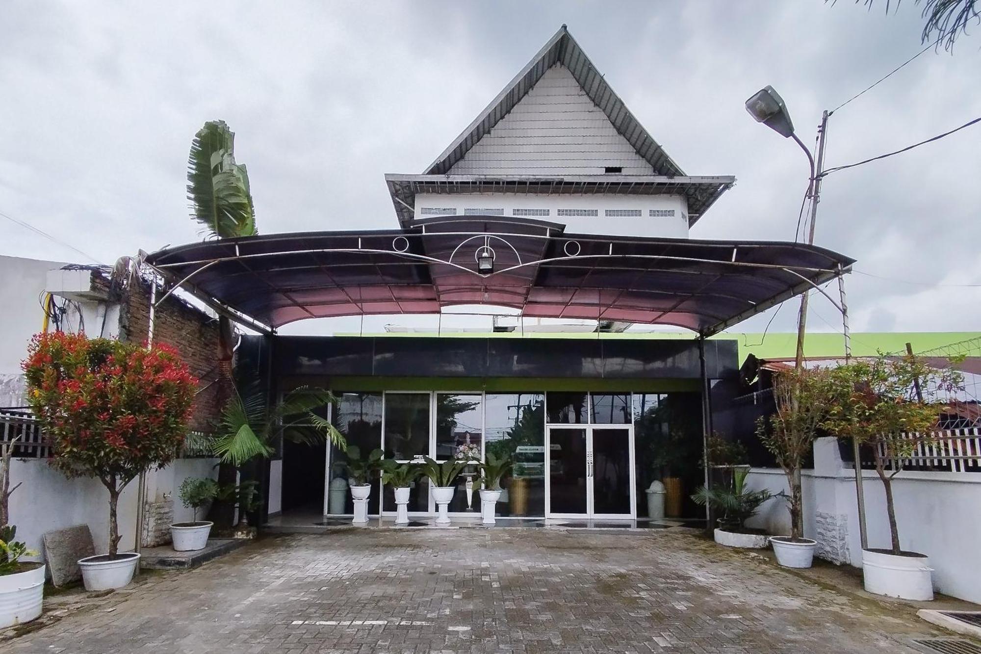 ホテル Reddoorz Near Focal Point Medan Sunggal エクステリア 写真