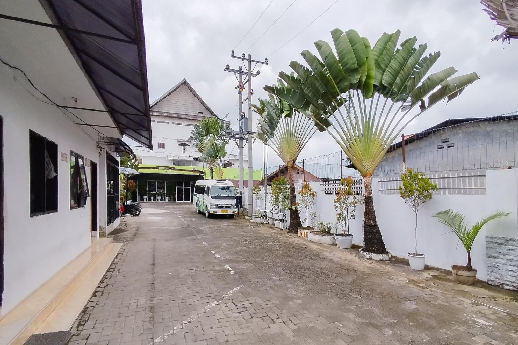 ホテル Reddoorz Near Focal Point Medan Sunggal エクステリア 写真