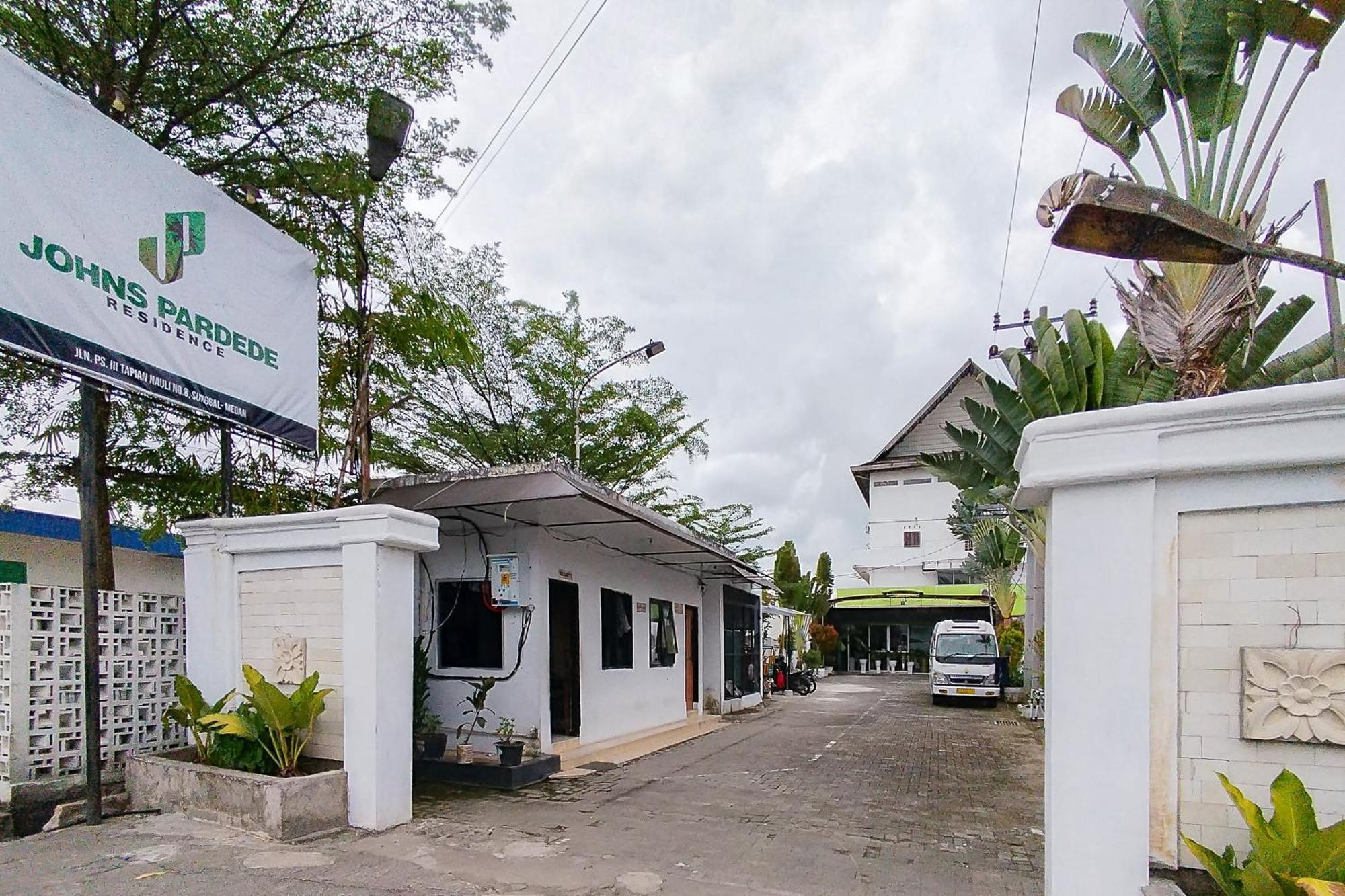 ホテル Reddoorz Near Focal Point Medan Sunggal エクステリア 写真